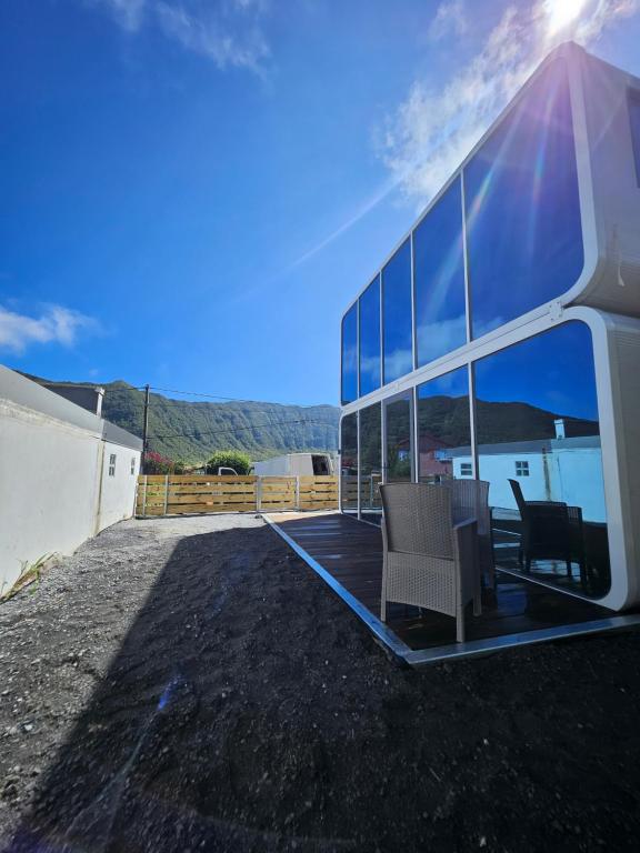 a view of a house with two chairs on a patio at Halte aux randonneurs in La Possession