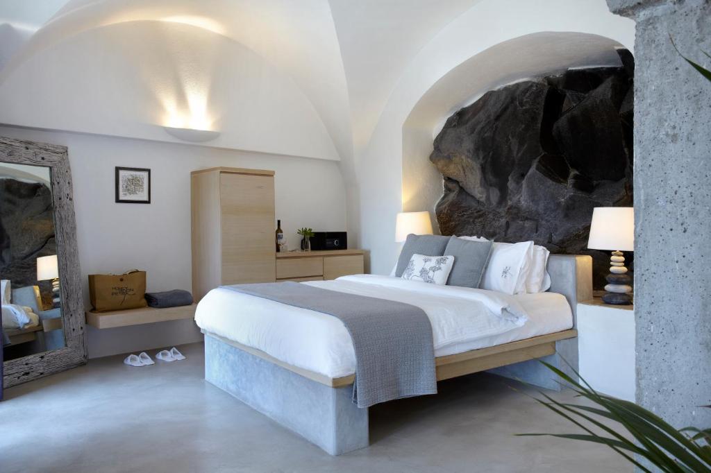 Postel nebo postele na pokoji v ubytování Honeymoon Petra Villas