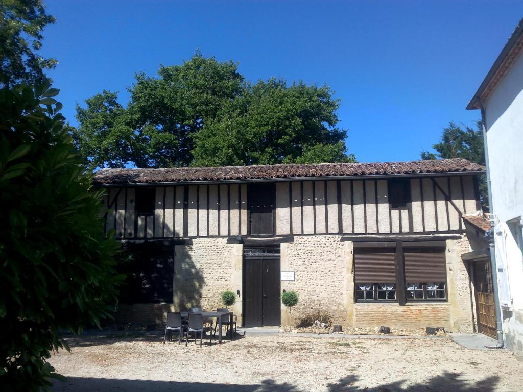 una casa vieja en el pueblo de la persona en Les Gites de Castera, en Aire-sur-lʼAdour