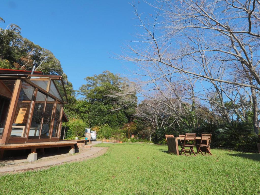 a park with two benches in the grass at La villetta 白浜 in Minamiboso