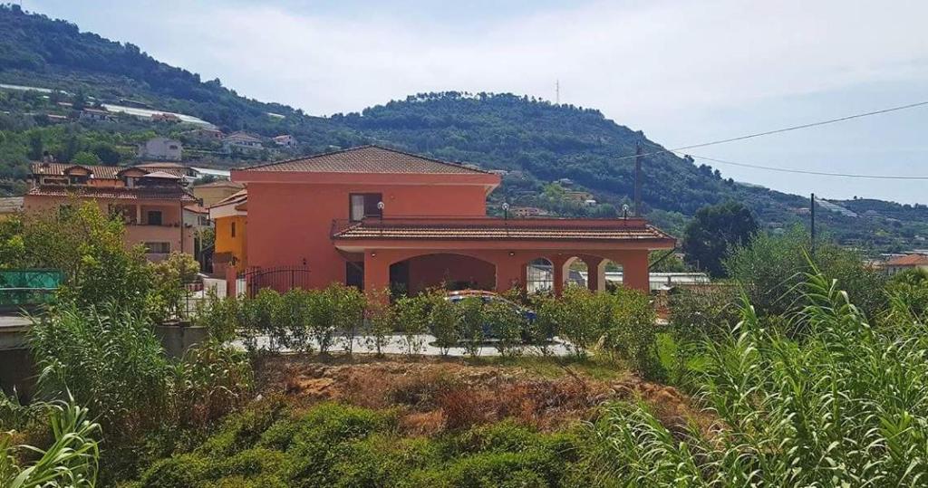 una casa en la cima de una colina con en Petitui en San Biagio della Cima