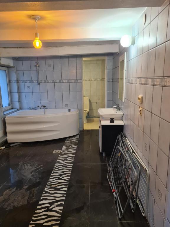 a bathroom with a tub and a sink and a toilet at Blu hus in Norra Kverrestad