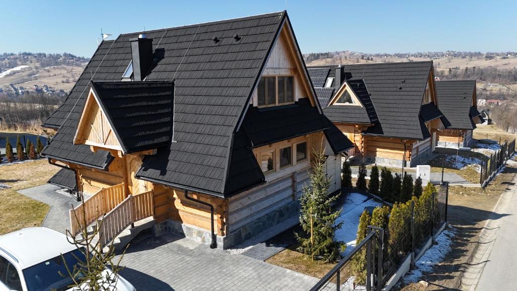 an overhead view of a house with a black roof at Pikno Chata PL in Biały Dunajec