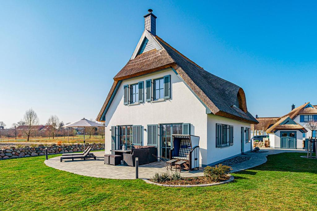 a large white house with a gambrel roof at Kramerhof Rügenblick Nr 53 in Parow
