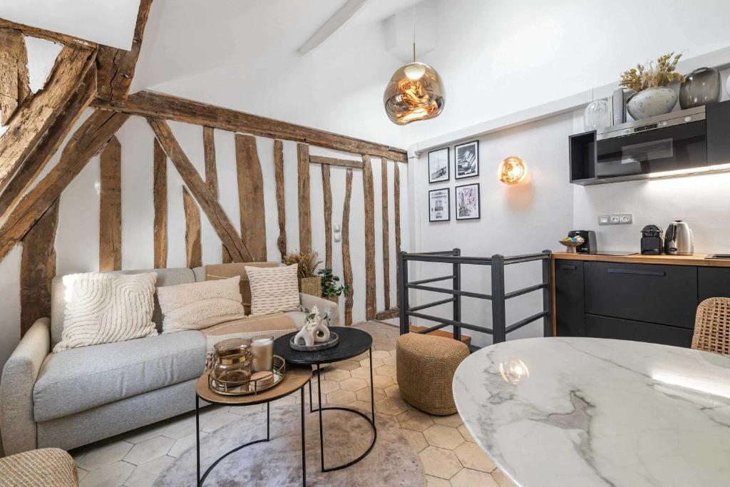 Historical apartment in the heart of Paris -6