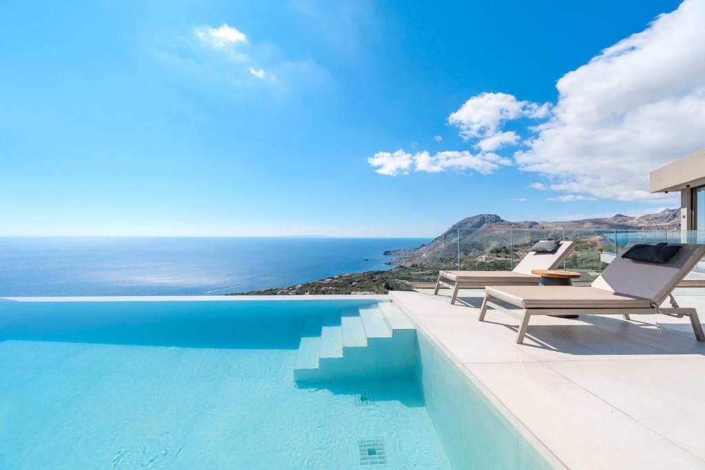 a swimming pool with a view of the ocean at Zeus Villa in Sellía