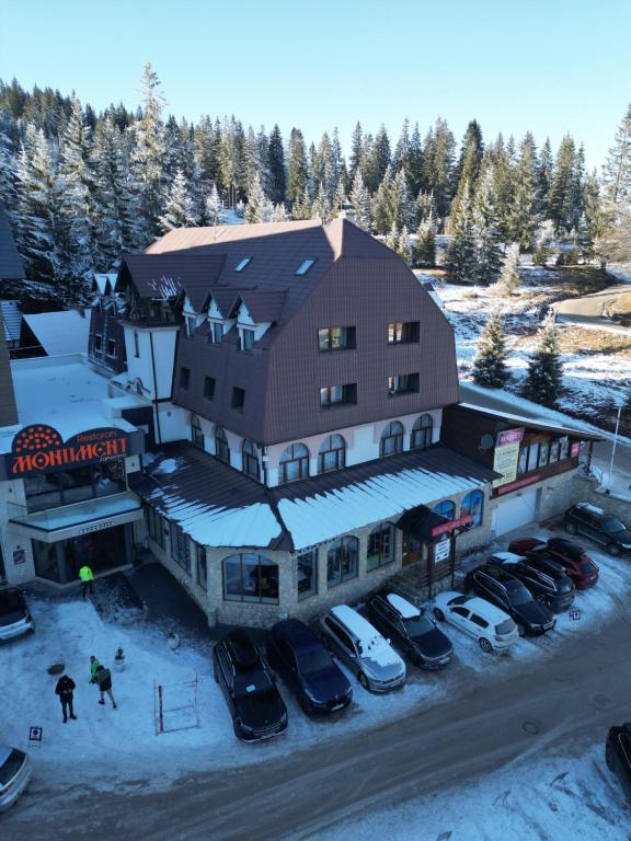 Luftaufnahme eines Gebäudes mit im Schnee geparkten Autos in der Unterkunft Hotel Kristal in Jahorina