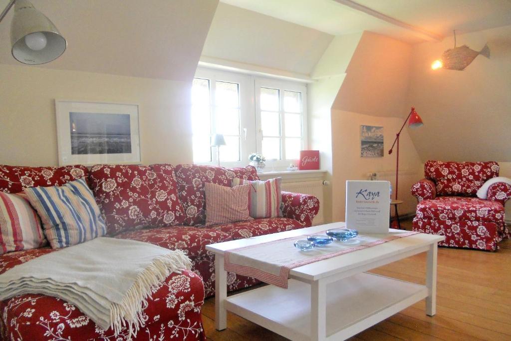 a living room with a couch and a coffee table at Midlum- Peppin, OG in Midlum