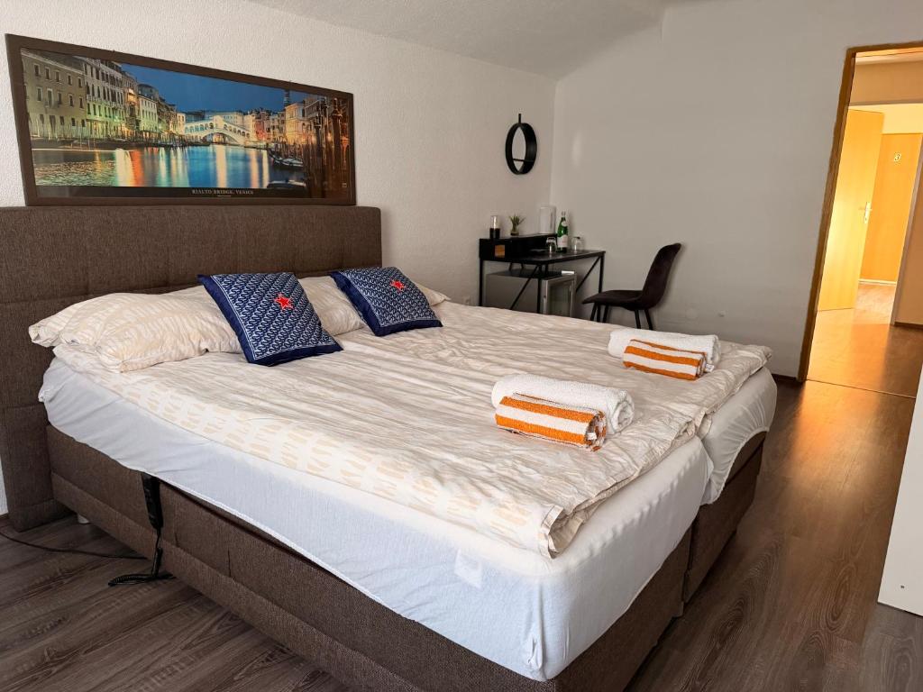 a bedroom with a large bed with towels on it at daroomz in Gloggnitz