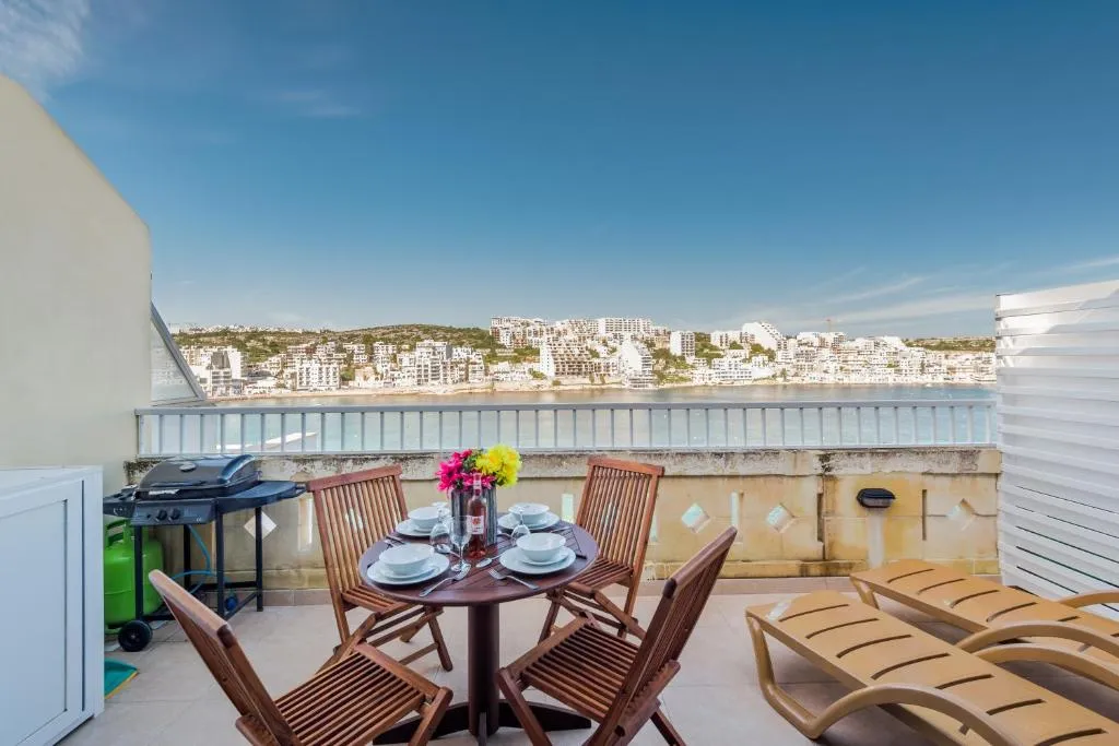 Blue Harbour 5 - 2 bedroom Seafront Penthouse with stunning seaviews - by Getawaysmalta