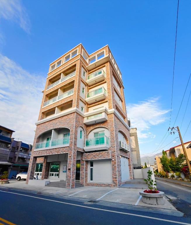 a tall brick building on the corner of a street at Hanpin Homestay in Yuli