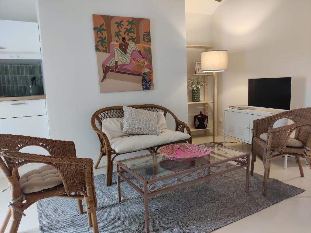a living room with chairs and a coffee table at Grand appart 2 chambres - Hyper centre - Calme in Chinon