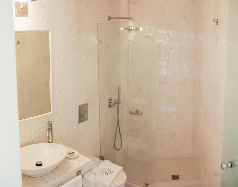 Kúpeľňa v ubytovaní The White Suites