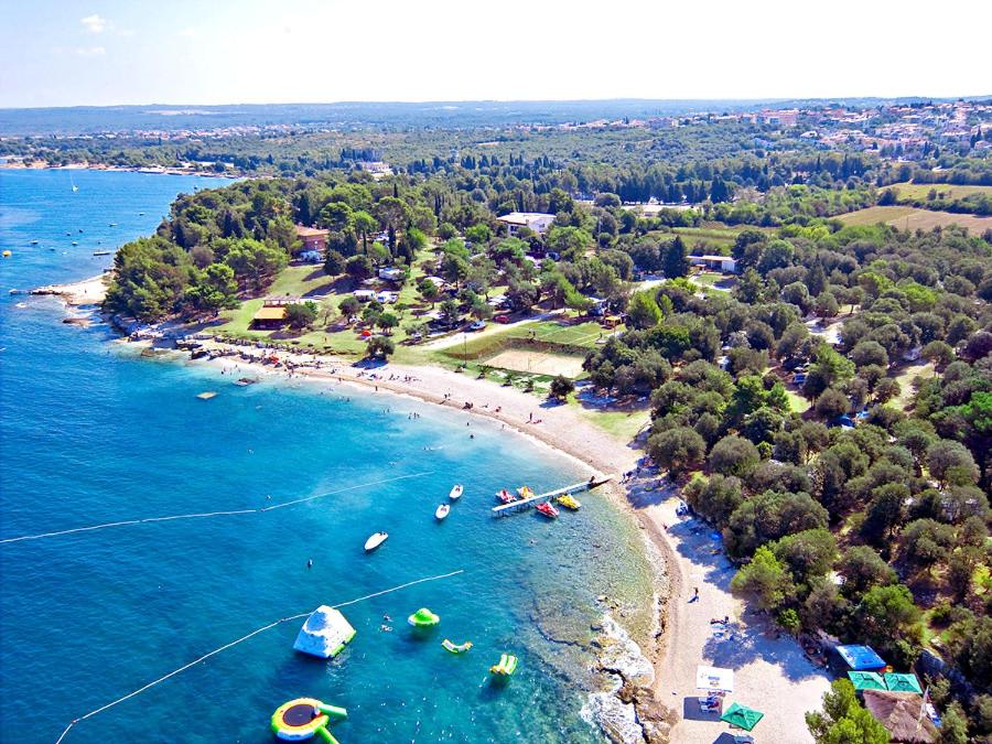 una vista aerea di una spiaggia con barche in acqua di Camping Media Mobile Homes in Brioni Sunny Camping a Pola (Pula)