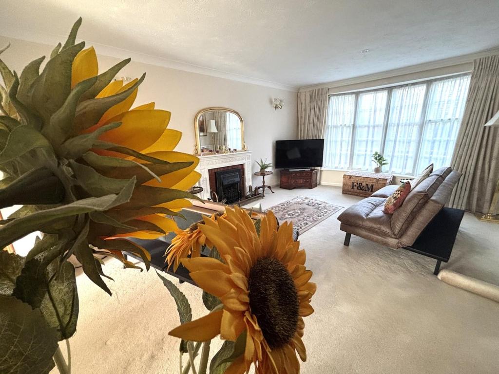 a living room with a large sunflower in a vase at Upperton Townhouse in Eastbourne