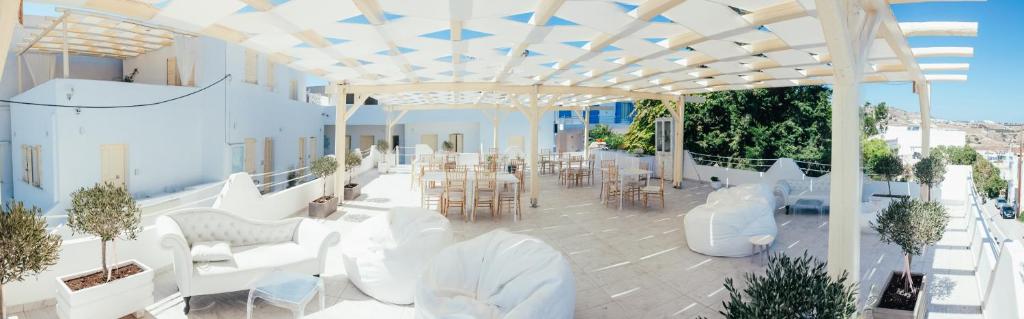 Reštaurácia alebo iné gastronomické zariadenie v ubytovaní The White Suites