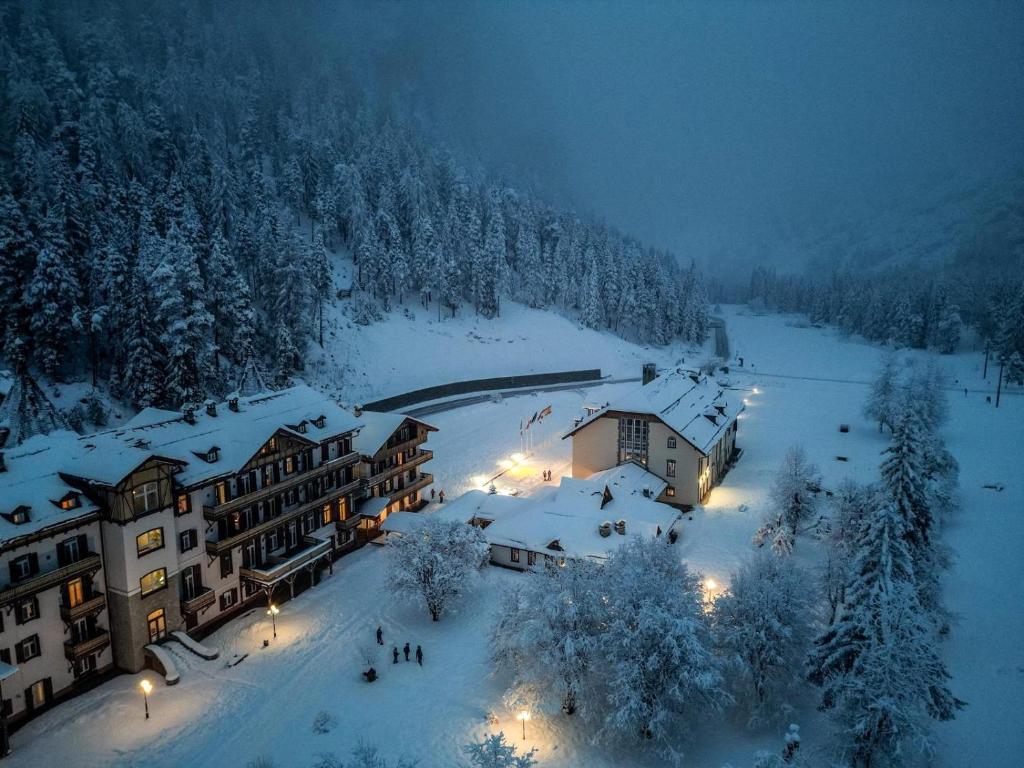 a resort in the snow at night with lights at Villaggio Turistico Ploner in Carbonin