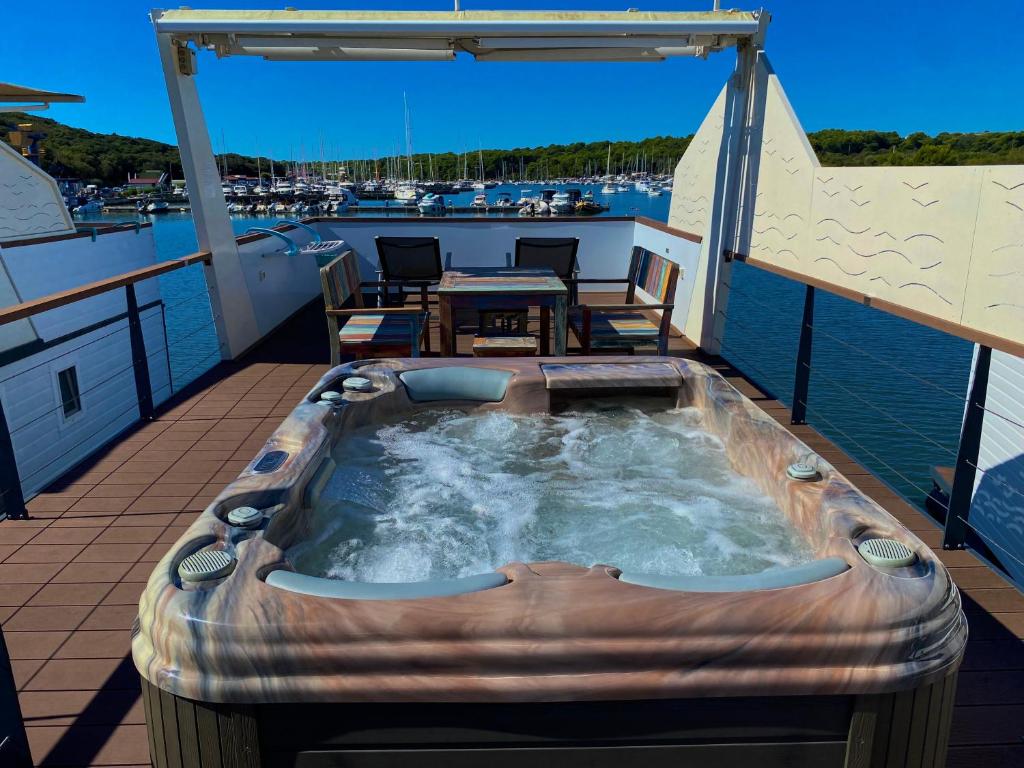 a jacuzzi tub on the deck of a boat at Hausboot Pula - Floating House Water Lily in Pula