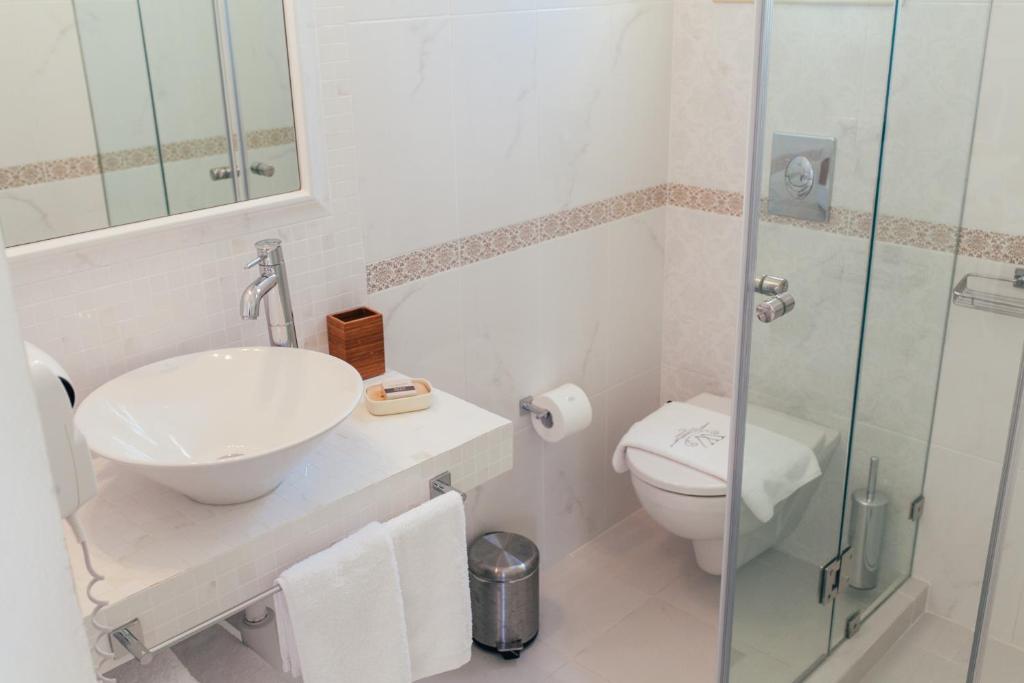 Kúpeľňa v ubytovaní The White Suites