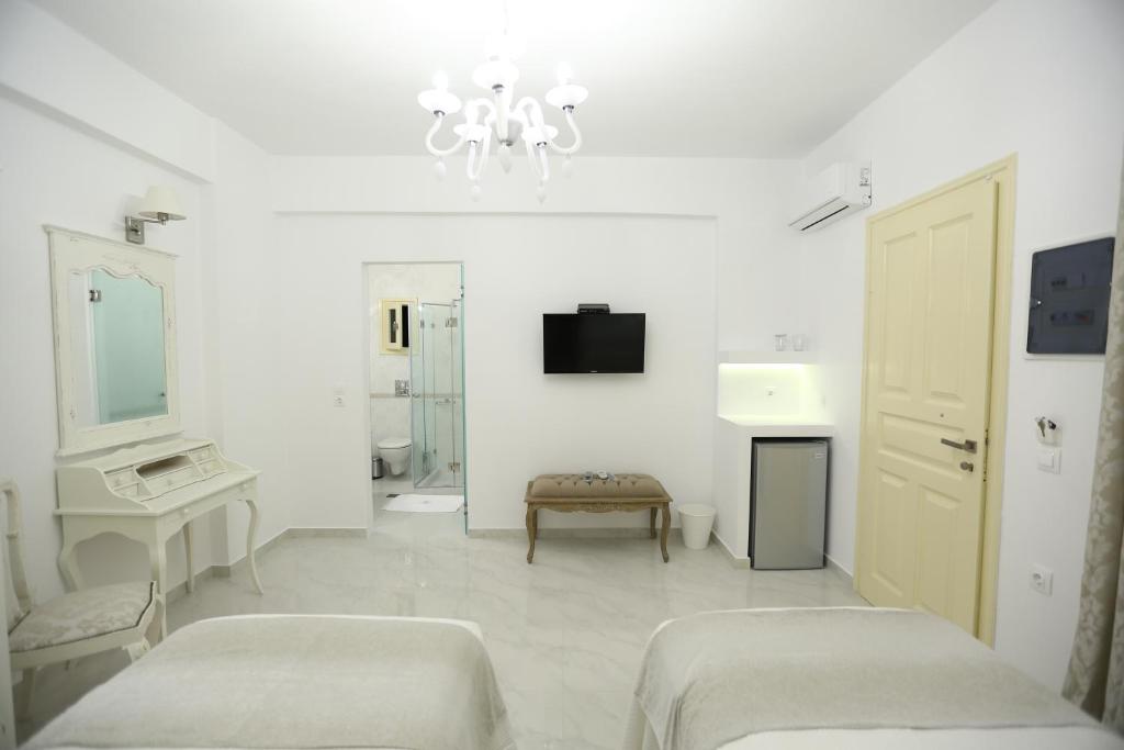 Televízia a/alebo spoločenská miestnosť v ubytovaní The White Suites