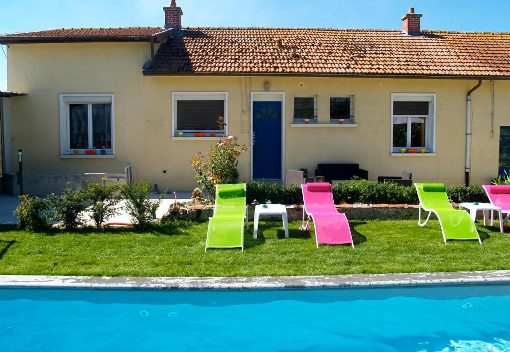 Bazén v ubytování Logis Auberge Des Moissons nebo v jeho okolí