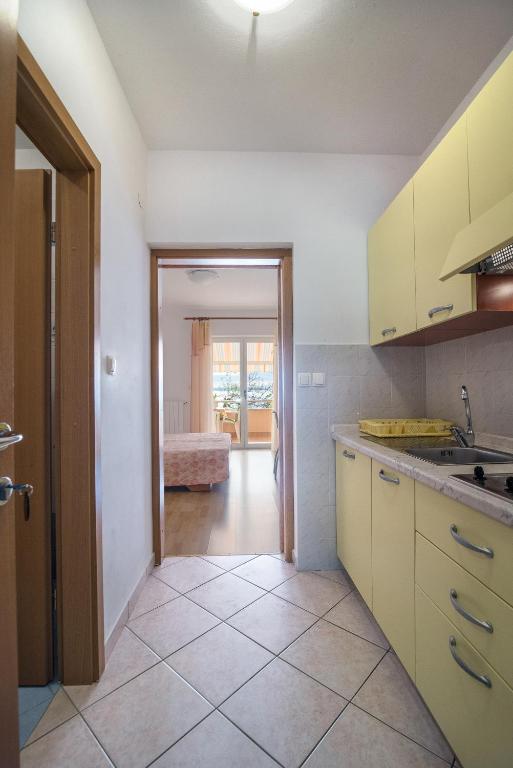 Kuchyň nebo kuchyňský kout v ubytování Apartments Luci and Kety