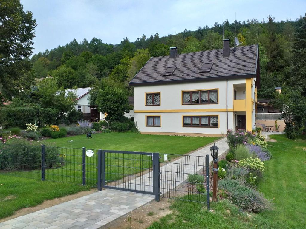 a house with a fence in front of a yard at Ferienwohnung Leicht in Heiligenstadt