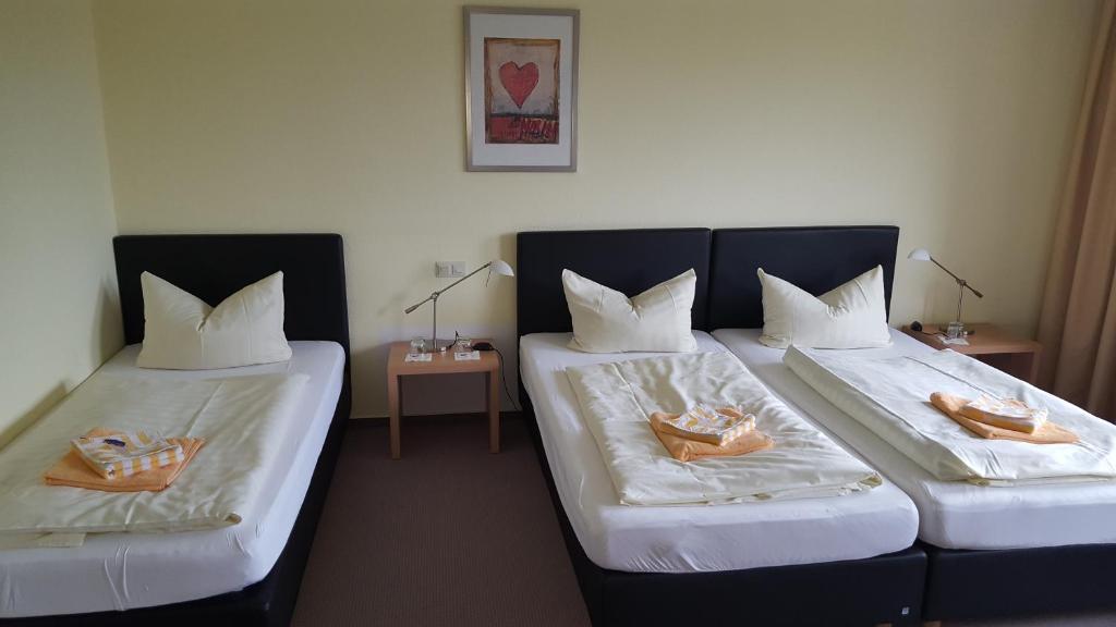 Postel nebo postele na pokoji v ubytování Hotel Brückentor