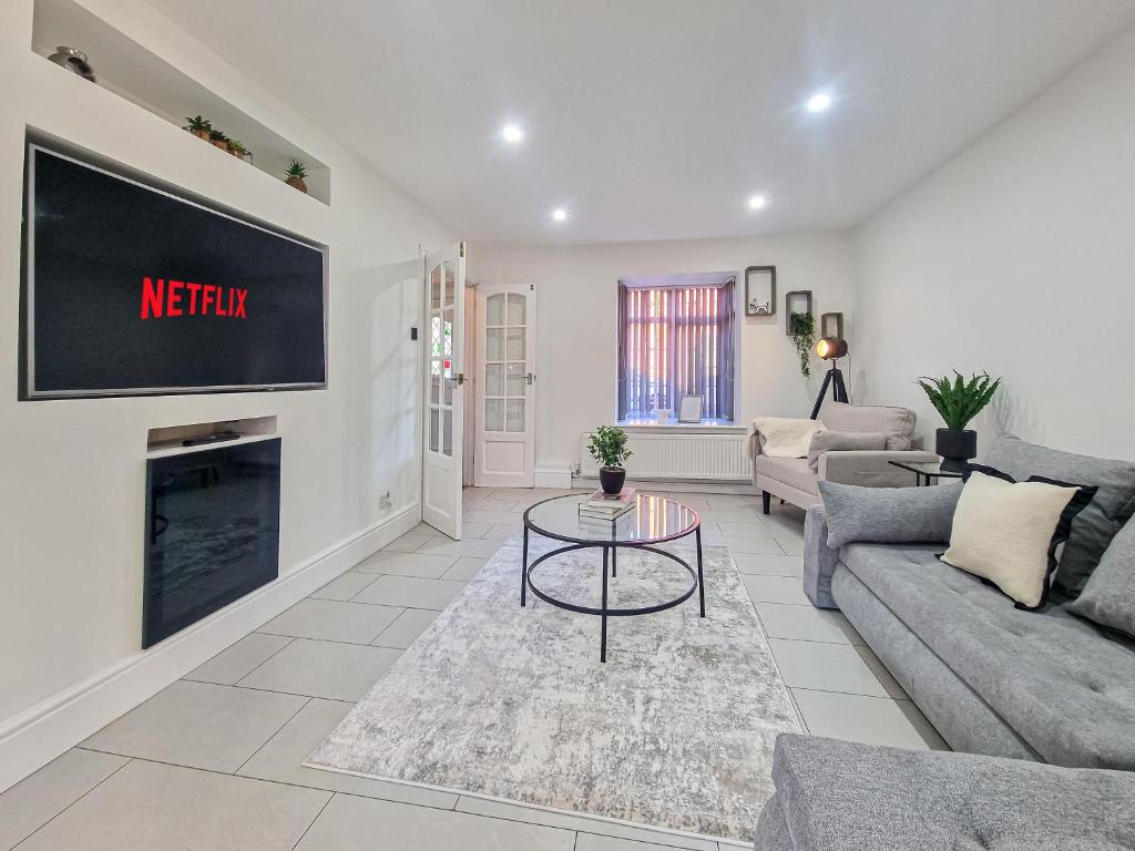 a living room with a couch and a table at Cranberry House Stylish 3BR, 7 Guests Contractor with Cinema Room Near JLR NEC and Airport in Sheldon