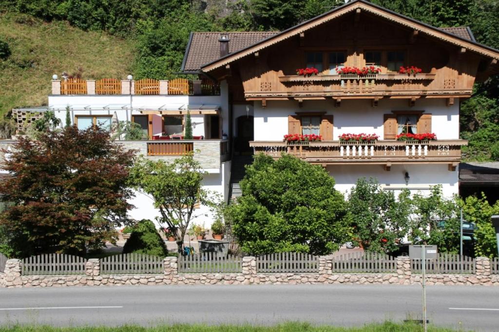 una casa con flores en sus balcones en Apart Eberharter, en Aschau