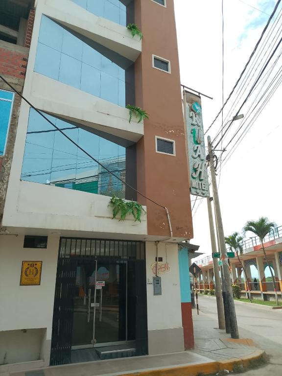a building on the corner of a street at Hotel Ruah in Tumbes