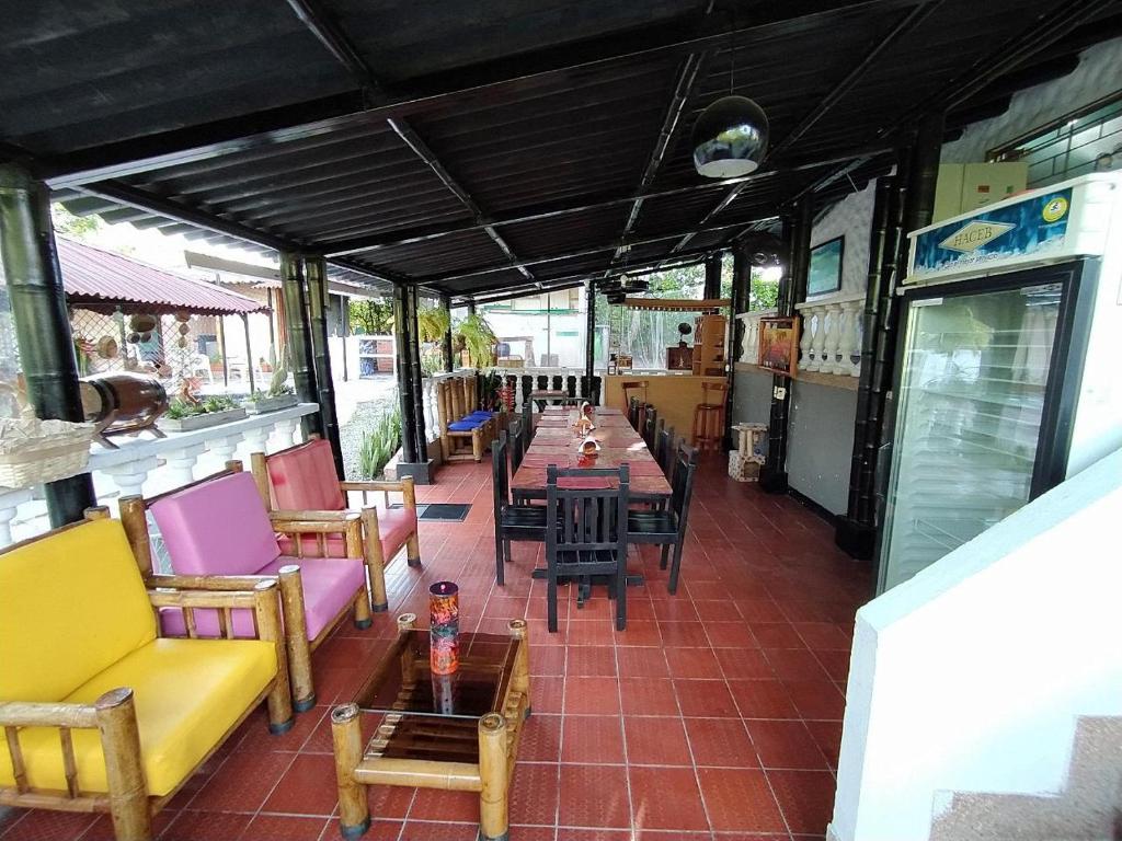 a restaurant with a long table and chairs at Casa Campestre Villa Alejandra in La Tebaida