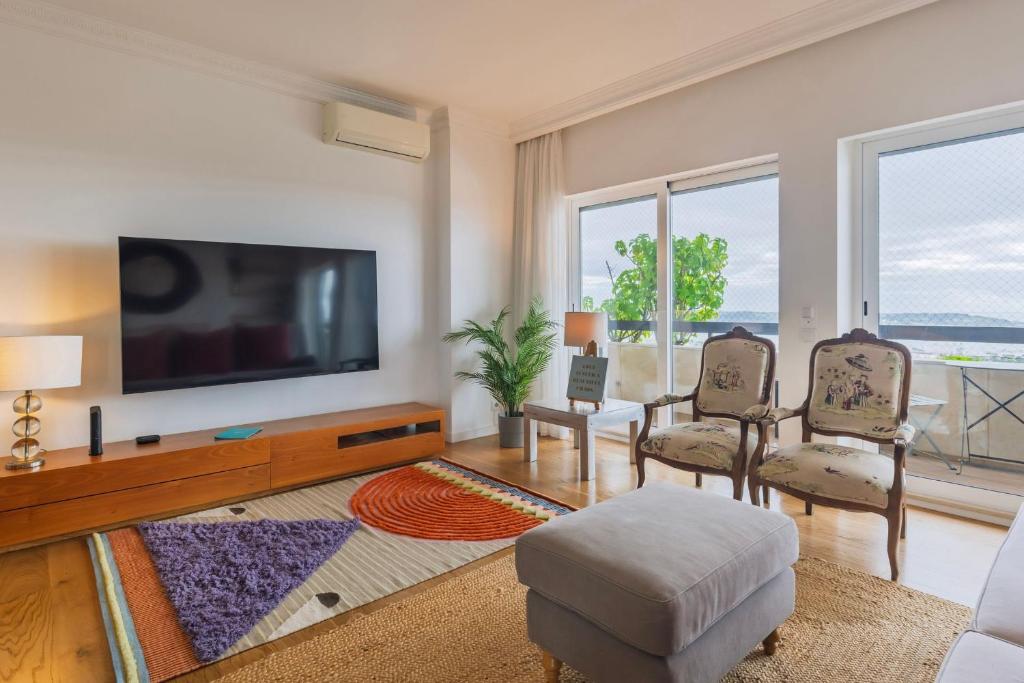 Royal 3BDR with Balcony & River View by LovelyStay