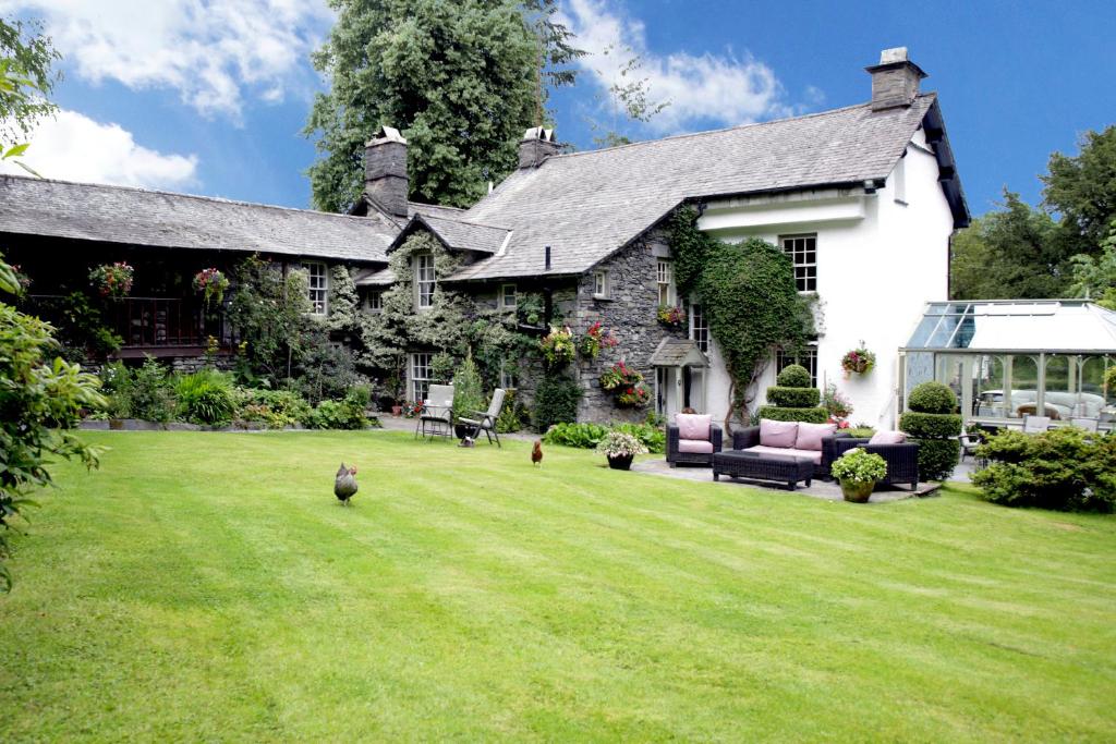 een huis met een gazon ervoor bij Walker Ground Manor in Hawkshead