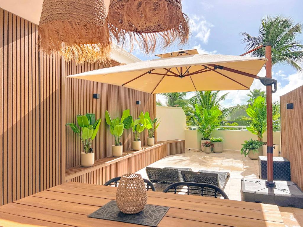 Ocean Pearl Elegant studio steps from the beach