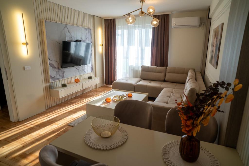 a living room with a couch and a table at Nedodjija apartman in Leskovac