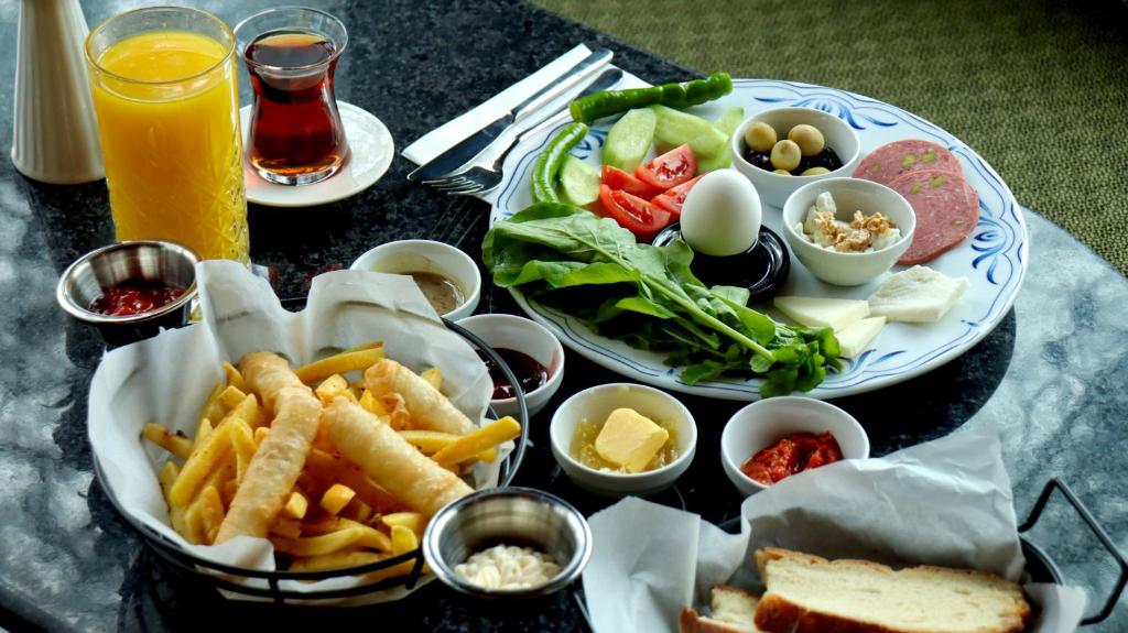 a table with two plates of food on a table at Welt Bungalows Belenbaşı in Hurmaköy