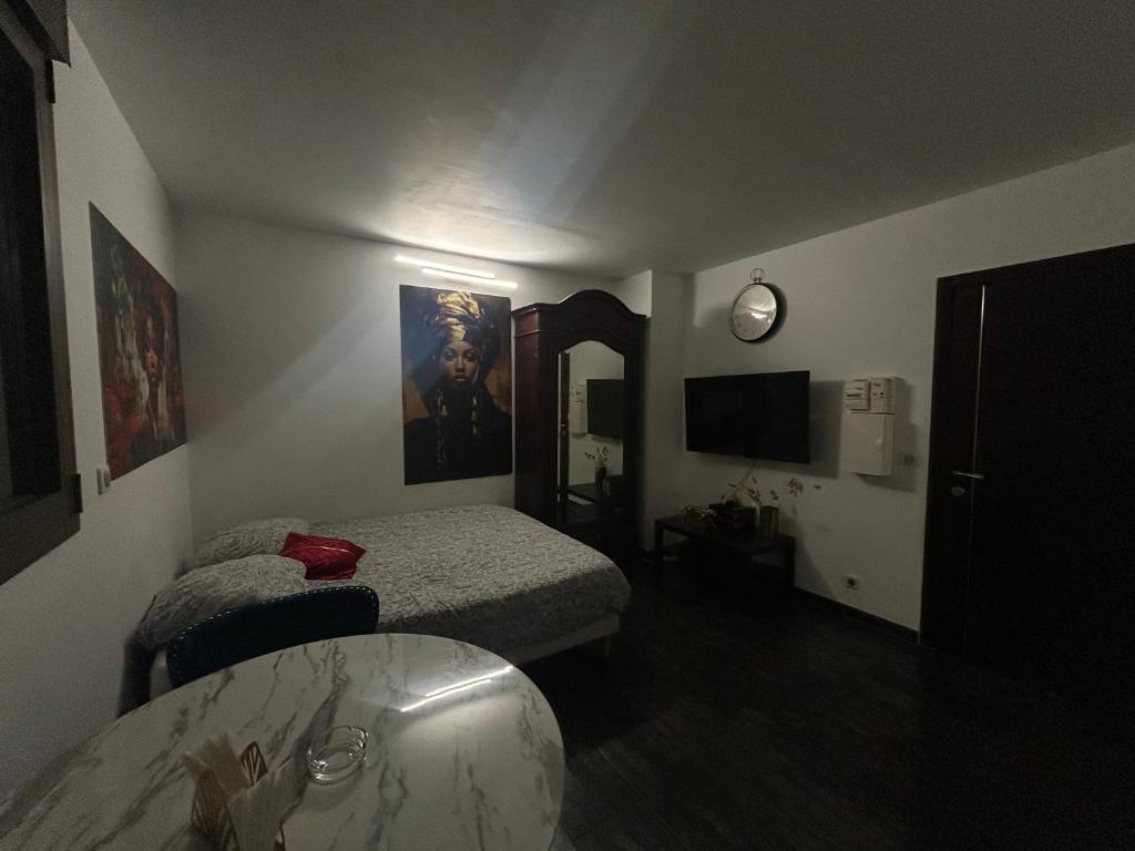 a hotel room with two beds and a television at Résidence P&C Studio calme & cosy proche Paris - Neuilly-sur-Marne in Neuilly-sur-Marne