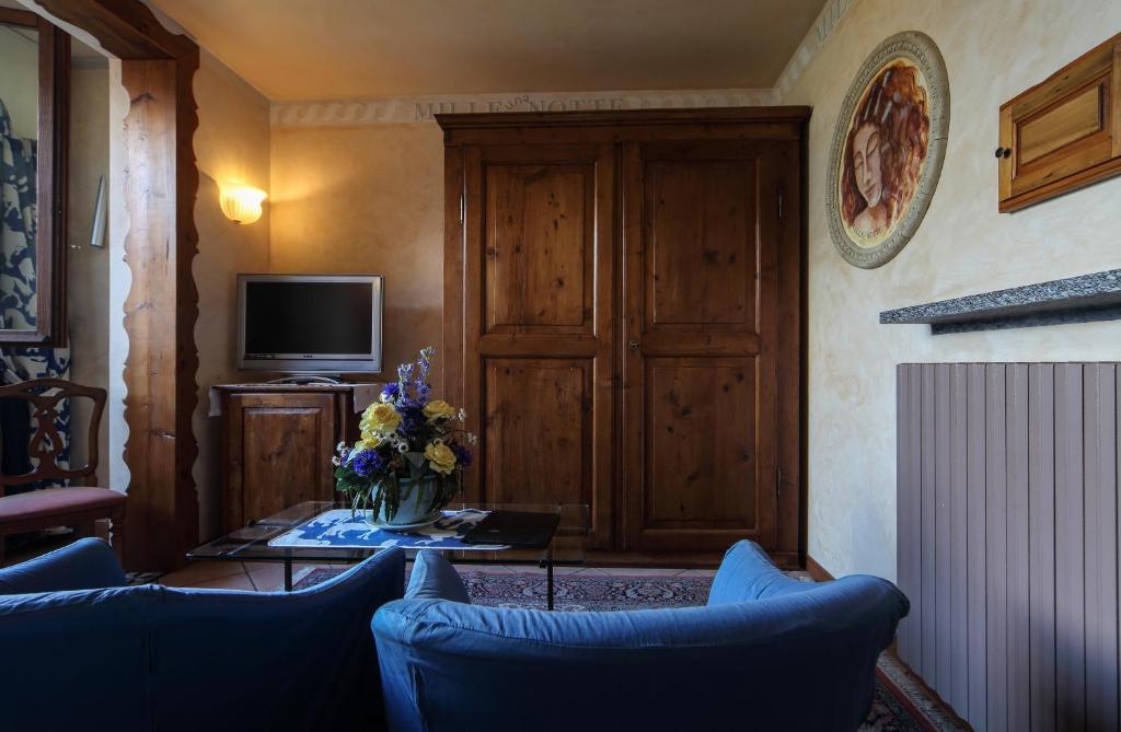 Televízia a/alebo spoločenská miestnosť v ubytovaní Albergo Ristorante Conca Azzurra