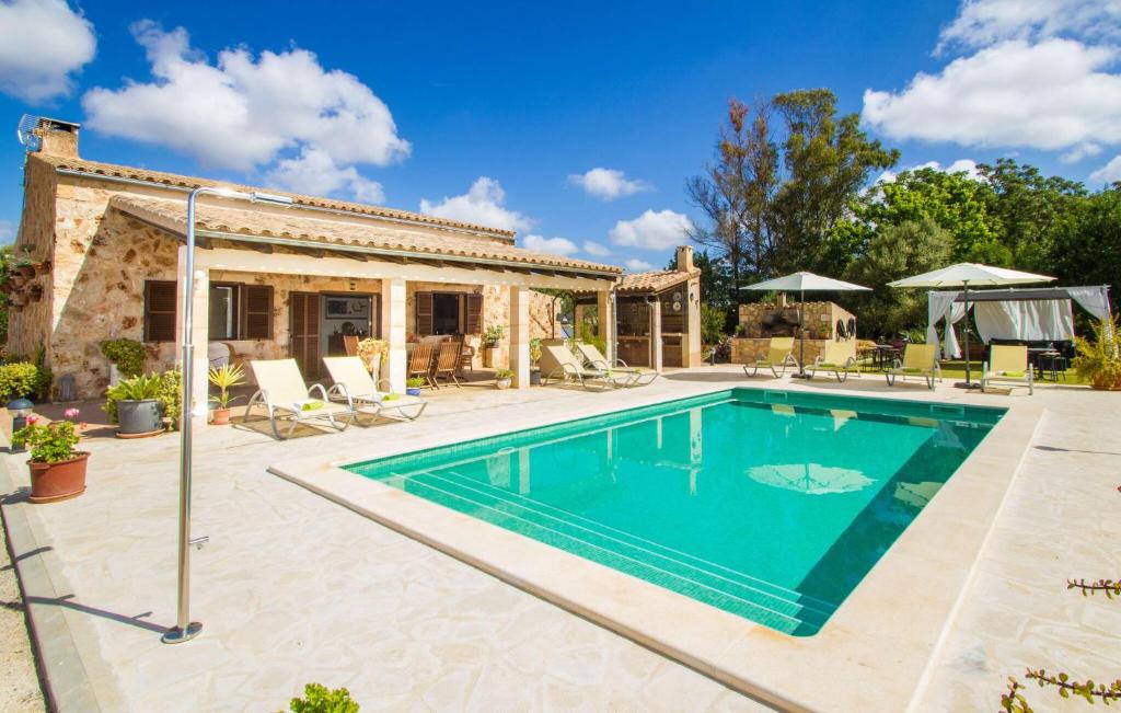 an image of a swimming pool in front of a house at Esplendor in Campos
