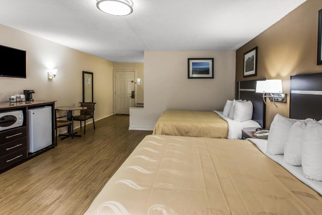 Кровать или кровати в номере Quality Inn & Suites
