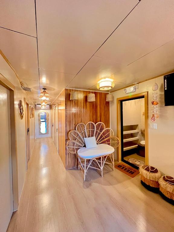 ein Esszimmer mit Tisch und Stühlen in einem Zimmer in der Unterkunft L Casa in Coron