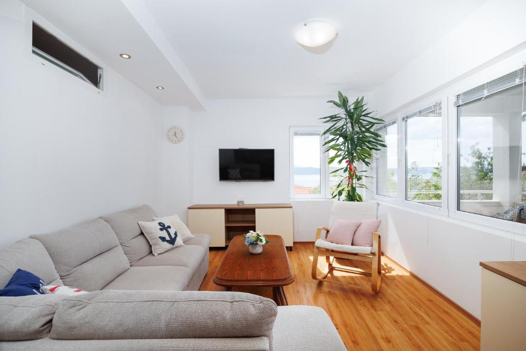 a living room with a couch and a table at Apartment Bernarda in Igrane