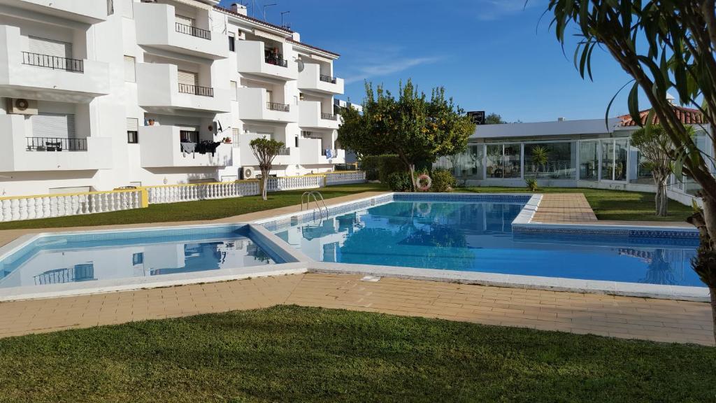 a swimming pool in front of a building at Apartamento A11 - 800m da praia in Albufeira