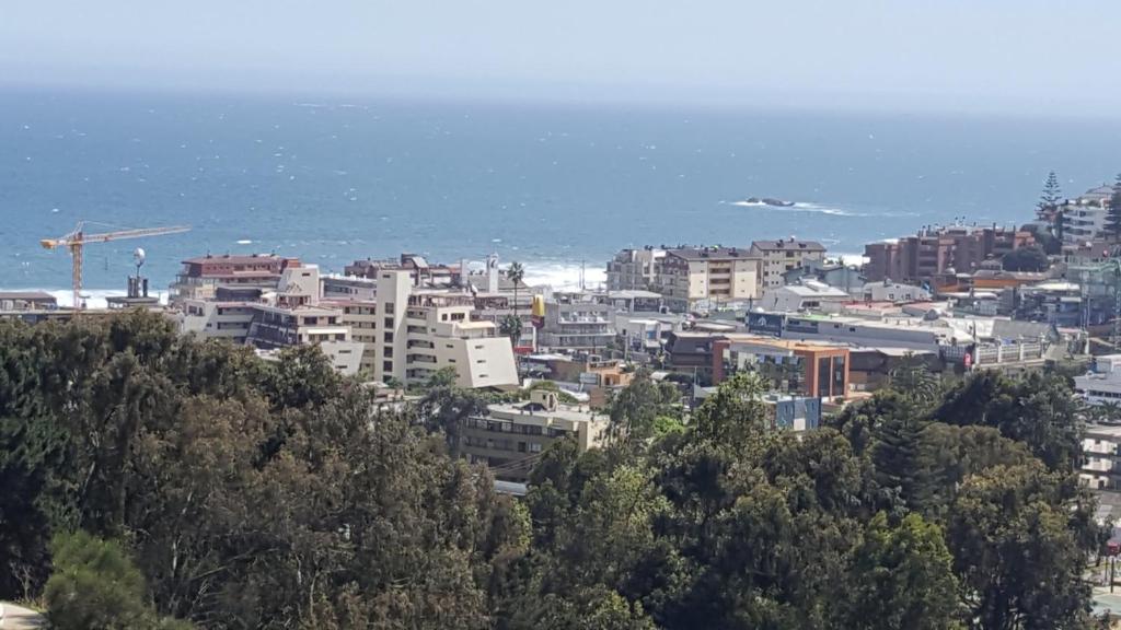 a city with buildings and the ocean in the background at Fortezuelo - Colina III in Viña del Mar