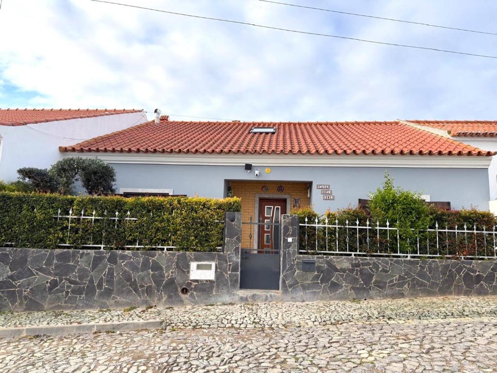 a white house with a red roof at Casa do Sol in Safara
