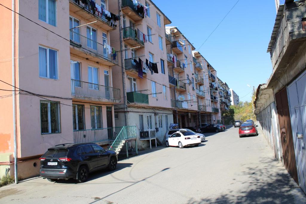 a street with cars parked on the side of a building at APARTAMENTS Verkvebi in Gori