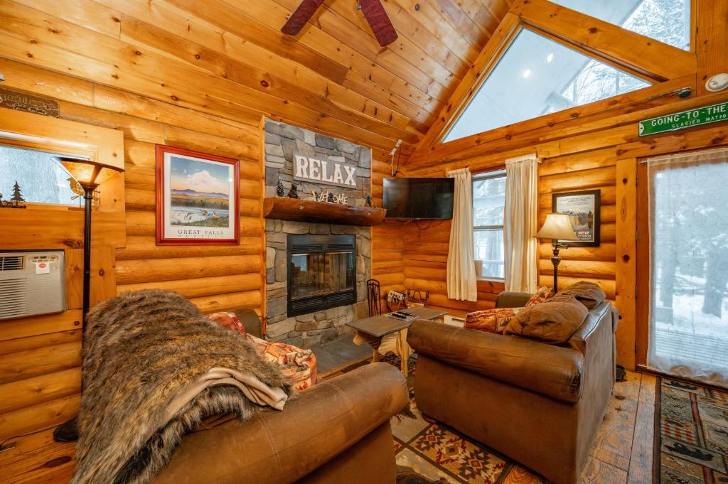 a living room with couches and a fireplace in a cabin at The Grizzly Den by Railey Vacations in Oakland