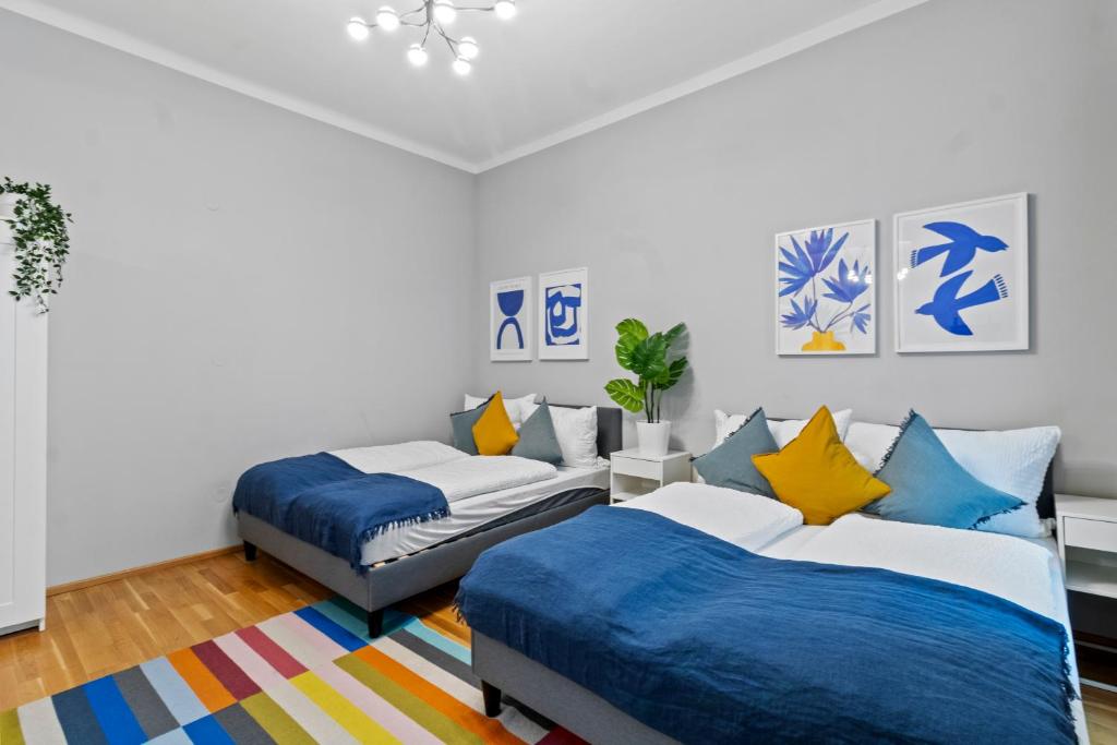 Huge 5BR Group Apartment - Sleeps 20 - Near U3