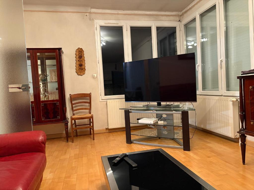 a living room with a large flat screen tv at Mélusine - logement tout confort in Parthenay